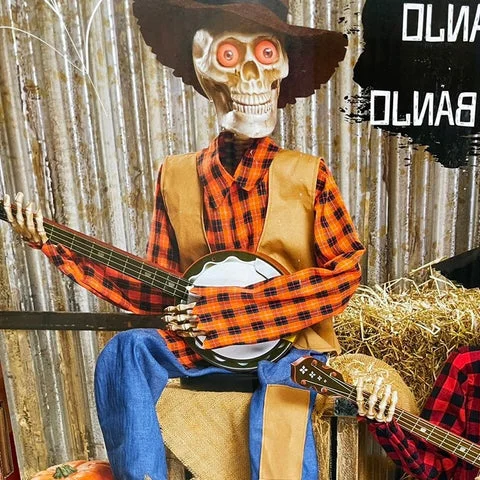Graciosos esqueletos animatrónicos tocando el banjo a duelo