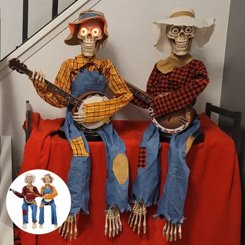 Graciosos esqueletos animatrónicos tocando el banjo a duelo