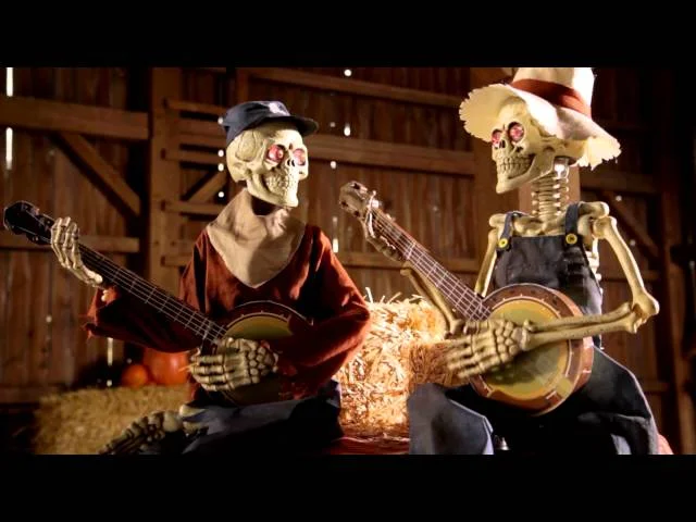 Graciosos esqueletos animatrónicos tocando el banjo a duelo